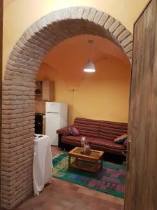 sala de estar con sofá y mesa en CASA BACICCIA en Badalucco