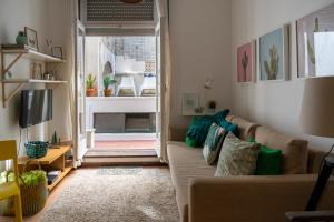 sala de estar con sofá y TV en Virtudes Patio en Oporto