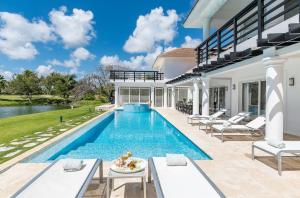 Bazén v ubytování Pool View Villa with Jacuzzi & Chef at Cocotal Golf & Country Club nebo v jeho okolí