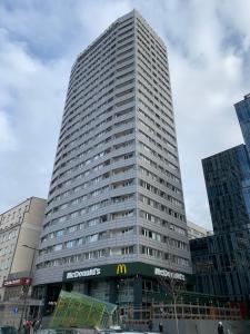 duży biały budynek z napisem McDonalds w obiekcie Elegant Apartment Warsaw View w Warszawie