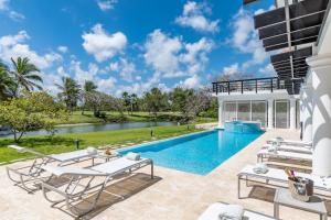 Bazén v ubytování Pool View Villa with Jacuzzi & Chef at Cocotal Golf & Country Club nebo v jeho okolí