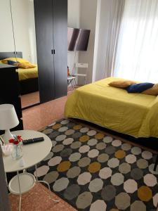 een slaapkamer met een bed en een tafel en een bed en een kamer met bij Il Terrazzo del Pittore in Mazara del Vallo