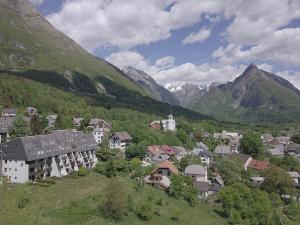 Skats uz naktsmītni Apartment Soča Valley Bovec no putna lidojuma