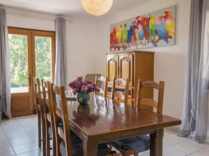 - une salle à manger avec une table et des chaises en bois dans l'établissement Heritage holiday home with barbecue, à Villefranche-du-Périgord