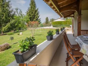 une terrasse couverte avec une rangée de plantes en pot. dans l'établissement Heritage holiday home with barbecue, à Villefranche-du-Périgord