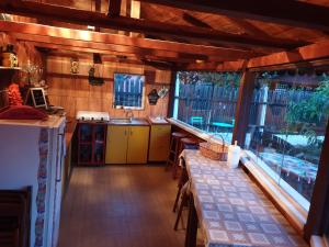 uma cozinha com paredes de madeira e janelas numa casa em Porto Lima em Limanu