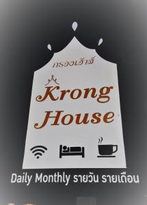 een bord voor een Koreos huis aan een muur bij Krong House in Chiang Mai