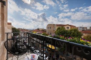 Rõdu või terrass majutusasutuses Villa Albi - Machne Yehuda Hotel