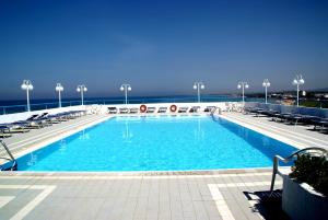 Bazén v ubytování Eden Beach Club nebo v jeho okolí