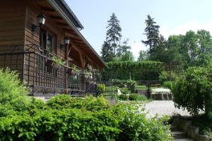 una casa con un jardín delante de ella en Rekreační areál Na Trojáku, en Rajnochovice