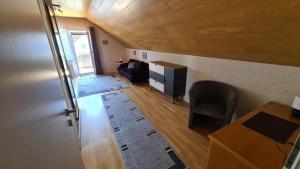 een kamer met een bureau en een stoel in een kamer bij Ferienwohnung Fürst in Moos