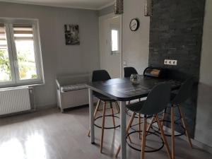 cocina con mesa y sillas en una habitación en gite de plaisance en Lagarde