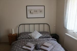 1 dormitorio con 1 cama con toallas en Vila Dorothea, en Banská Štiavnica