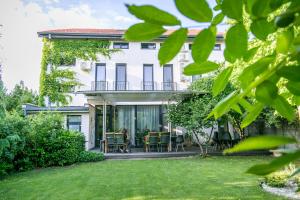 een huis met een tuin ervoor bij May Residence in Timişoara