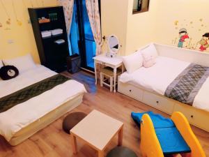 Un pat sau paturi într-o cameră la Birds Flower B&B