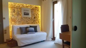 een slaapkamer met een wit bed met een geel hoofdeinde bij FEEL LIKE HOME IN LESVOS in Mytilini