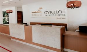 um átrio de um hotel com recepção em Cyrilo's Palace Hotel em Capitólio