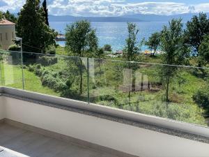 Elle comprend un balcon offrant une vue sur l'océan. dans l'établissement Apartman Polje, à Njivice