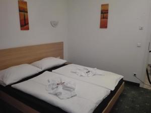 Un pat sau paturi într-o cameră la Apartment "das SCHILLERS Spa"