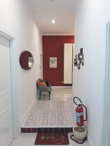 ナポリにあるLe Stanze di Dollyの赤い壁のリビングルーム付きの廊下