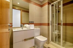 ein Badezimmer mit Toilette und Waschbecken in der Unterkunft Blue Ocean Penthouse in A Coruña + 18 Fotos