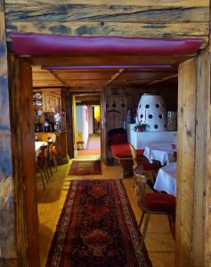 ein Esszimmer mit einem Tisch und einigen Stühlen in der Unterkunft Gasthof Auerhahn in Lech am Arlberg