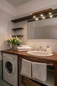 Galería fotográfica de Cortile del Forno nel centro storico en Arona