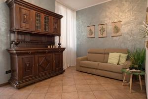 sala de estar con piano y sofá en Cortile del Forno nel centro storico, en Arona