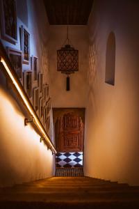 拉巴特的住宿－達山摩洛哥傳統庭院住宅，走廊设有楼梯、门和吊灯