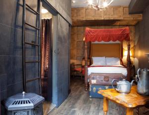 فندق جورجيان هاوس في لندن: غرفة نوم بسرير وطاولة في غرفة