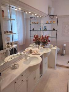 a bathroom with two sinks and a large mirror at La Casa Bianca in Camerano