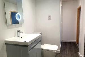 Koupelna v ubytování PLAS DARIEN-3 BED APT- SEA VIEWS - SLEEPS 5 + 18 fotografií
