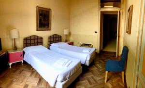 Postel nebo postele na pokoji v ubytování B&B Saluzzo Paesana 1718