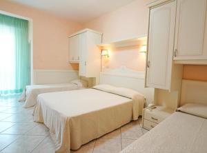 A bed or beds in a room at Hotel Fernanda