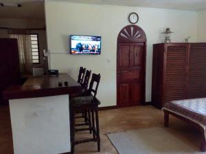 A television and/or entertainment centre at Tropical Garden House