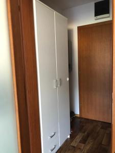 um quarto com um armário branco e uma porta em Studio Apartman NENA em Vrnjačka Banja