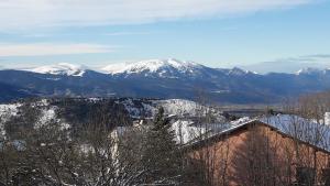 een uitzicht op een berg met besneeuwde bergen bij Résidence la Souccarade in Font-Romeu