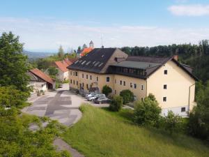 Blick auf ein Dorf mit Autos auf einer Straße in der Unterkunft sleep24 - Monteur Zimmer In Eschelberg in Eschelberg