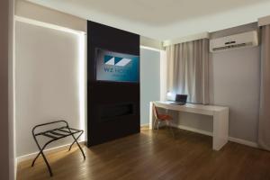 Uma TV ou centro de entretenimento em Hotel WZ Jardins