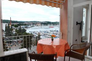 een tafel op een balkon met uitzicht op een jachthaven bij Gorgeous Sea View Apartment Izola MI1 in Izola