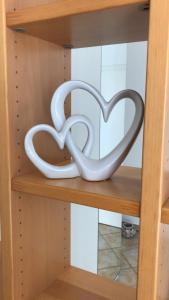 une sculpture de cœur blanche assise sur une étagère dans l'établissement Apartment "das SCHILLERS Spa", à Bad Gastein