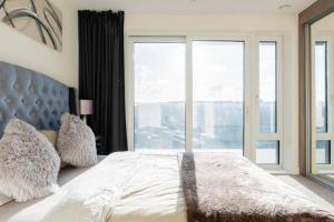 Un pat sau paturi într-o cameră la Luxury river side penthouse