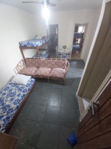 - une vue sur le plafond d'une chambre avec 2 lits et une table dans l'établissement Residencial Luanda, à Porto Seguro