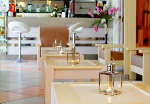 チェゼナーティコにあるHotel Fernandaの花のテーブルと椅子が並ぶレストラン