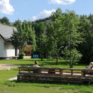 En hage utenfor Domek Bobrowe Zacisze w Górach Sokolich