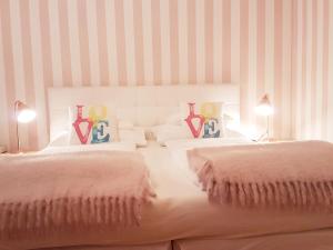 sypialnia z 2 łóżkami z poduszkami i 2 lampami w obiekcie Hotel Schwalbe w Wiedniu