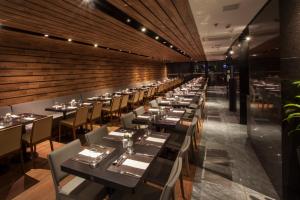 Um restaurante ou outro lugar para comer em Hotel WZ Jardins