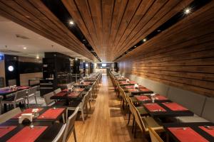 Um restaurante ou outro lugar para comer em Hotel WZ Jardins