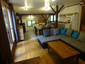 uma sala de estar com um sofá azul e uma mesa em Les Gites Accromagnon, Climatisation em Les Eyzies-de-Tayac