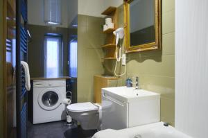 A bathroom at Altbauwohnung mit 3 Bädern (PB6)